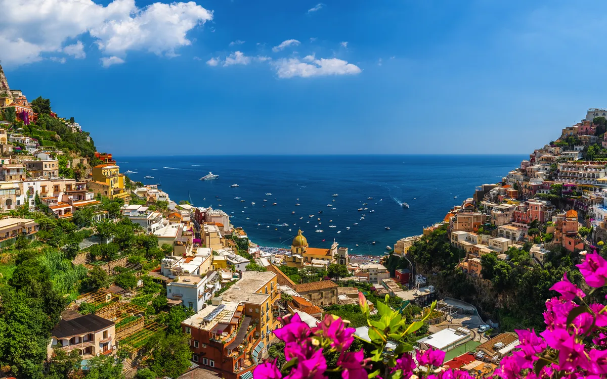 Panoramablick auf Positano, Italien, mit bunten Häusern und dem blauen Tyrrhenischen Meer.
