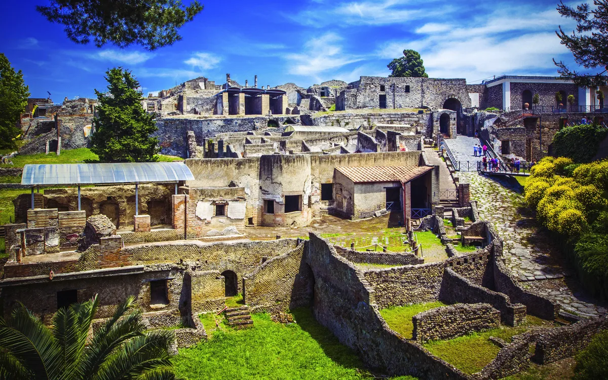 Ruinen der antiken Stadt Pompeji, mit Blick auf den Golf von Neapel, Italien.