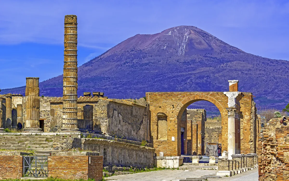 Ruinen von Pompeji vor dem Vesuv in Kampanien, Italien