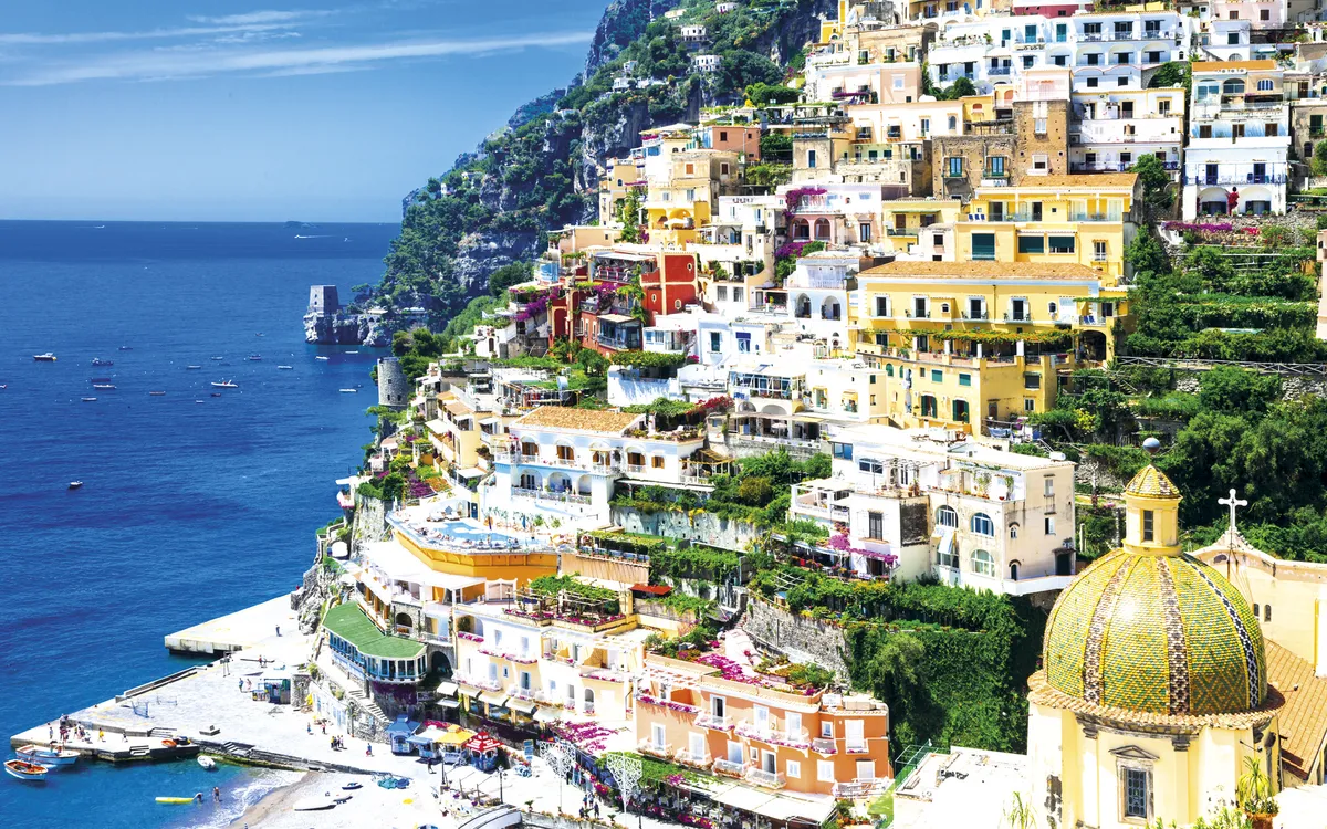 Bunte Häuser in Positano an der Amalfiküste, mit Blick auf das türkisfarbene Meer.