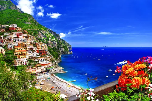 Positano an der Amalfiküste mit Steilhängen und blauem Meer im Hintergrund.