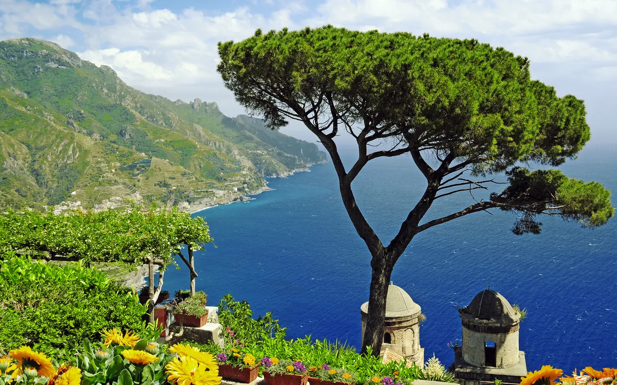 Blick von Villa Rufolo über das Tyrrhenische Meer und die Amalfiküste in Ravello.