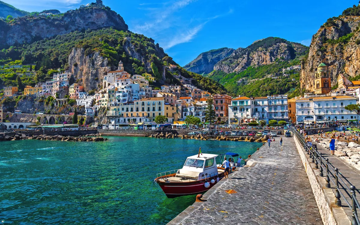 Amalfi an der Amalfiküste mit Steilhängen und blauem Meer.