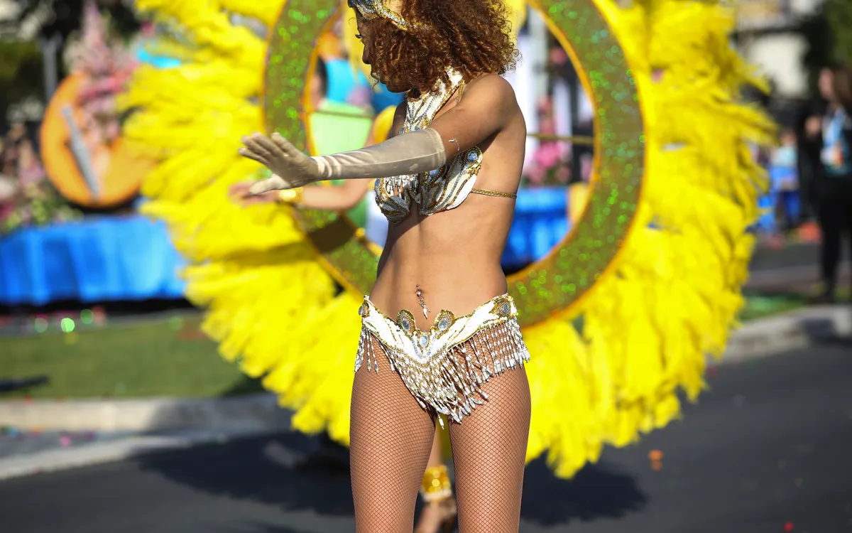 Frau in farbenfrohem Kostüm tanzt Samba beim Karneval in Brasilien.