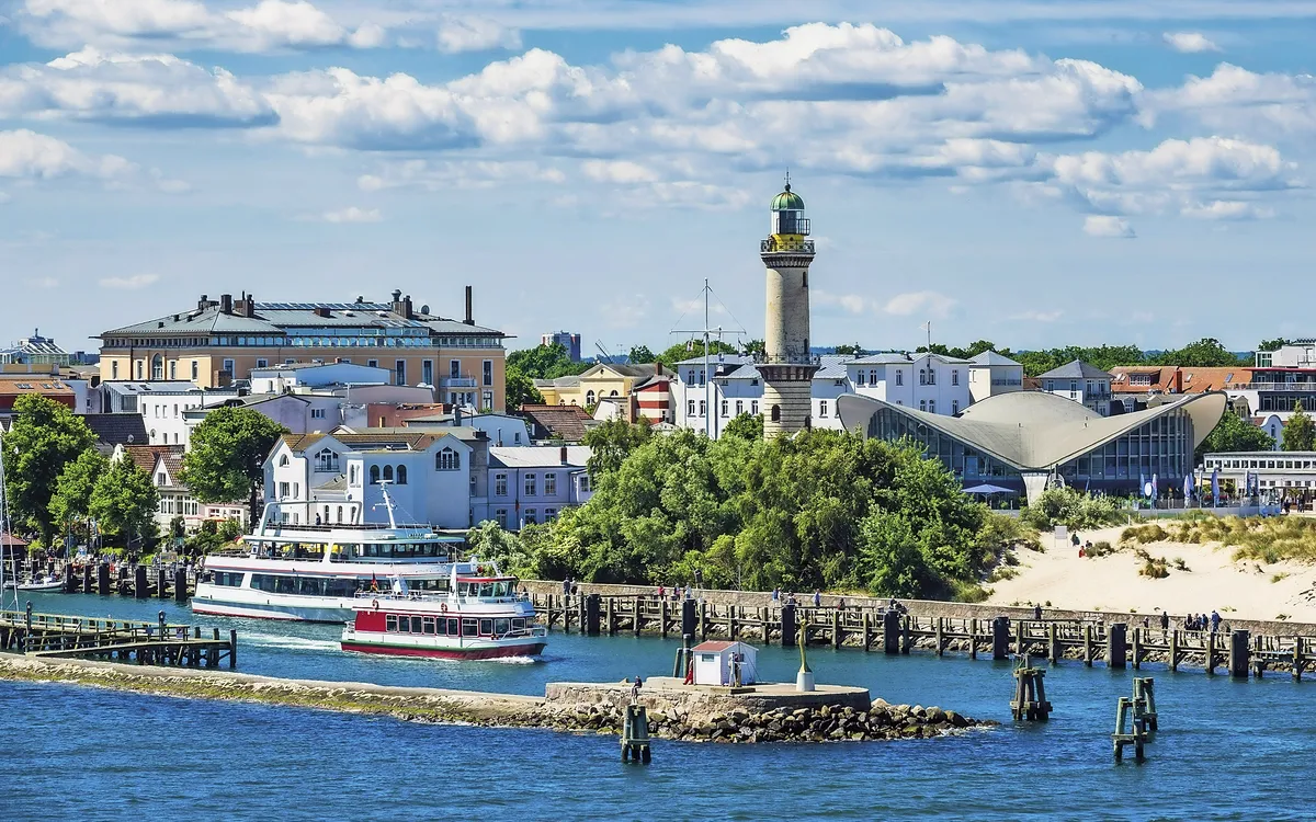 Blick auf den Leuchtturm von Warnemüne von Rico Ködder