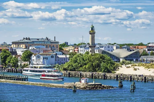 Blick auf den Leuchtturm von Warnemüne von Rico Ködder