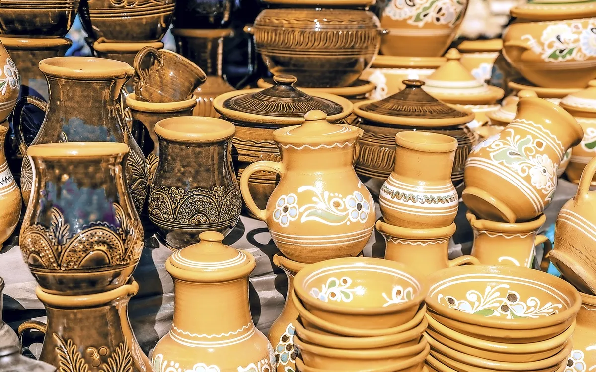 Verschiedene dekorative Tongefäße und Krüge auf einem Markt.