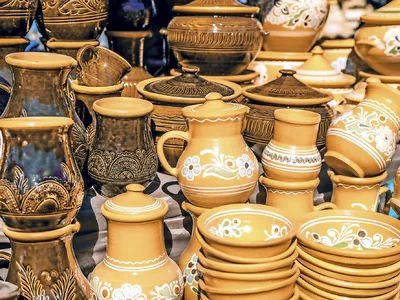 Verschiedene dekorative Tongefäße und Krüge auf einem Markt.