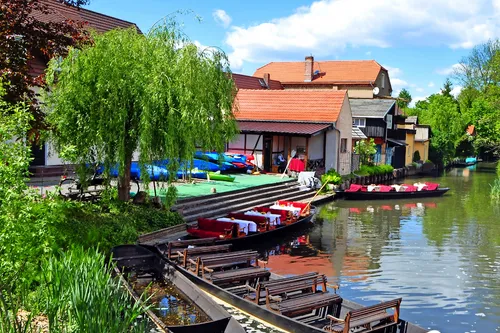 Kähne am Ufer im grünen Spreewald, Deutschland