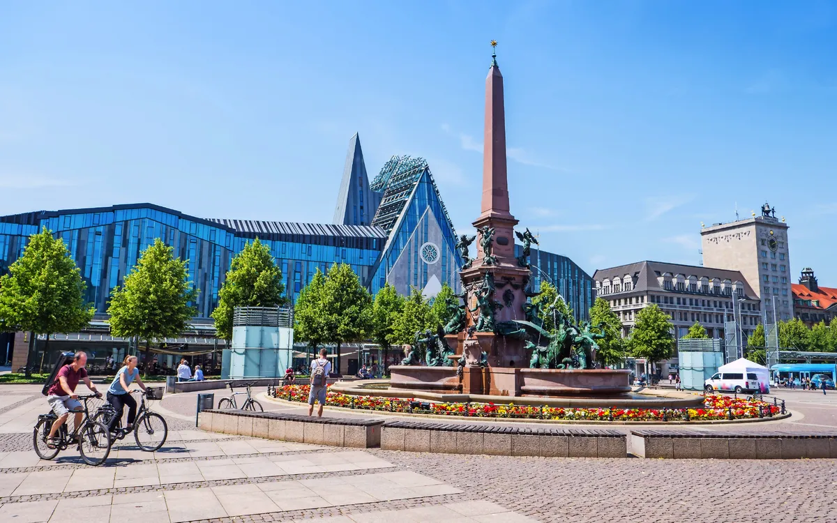 Mendebrunnen auf dem Augustusplatz in Leipzig vor der Universität Leipzig.