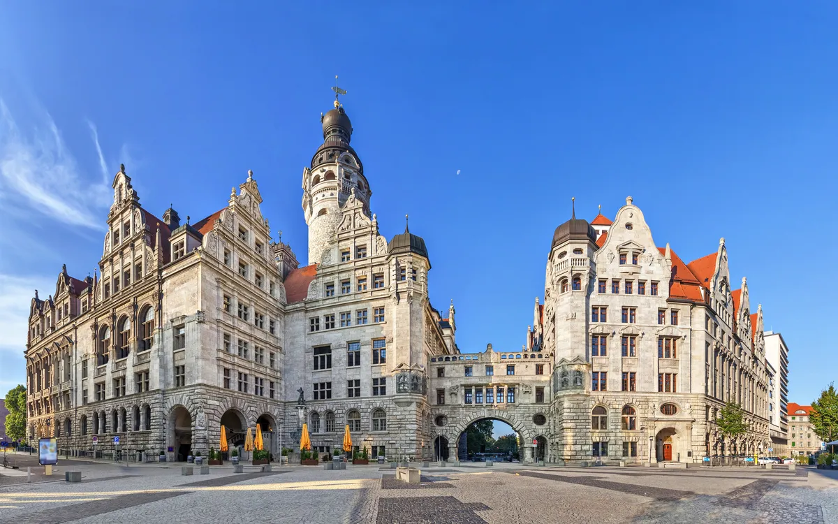 Blick auf das monumentale Neue Rathaus in Leipzig vom Burgplatz aus.