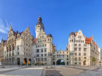 Blick auf das monumentale Neue Rathaus in Leipzig vom Burgplatz aus.