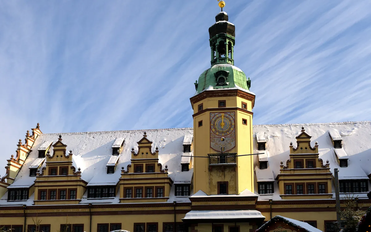 Altes Rathaus Leipzig im Winter mit Schnee bedeckt.