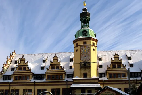 Altes Rathaus Leipzig im Winter mit Schnee bedeckt.