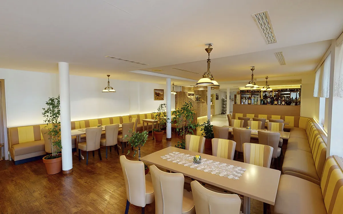 Innenansicht eines Restaurants mit Sesseln und Tischen im Hotel Gutenmorgen.
