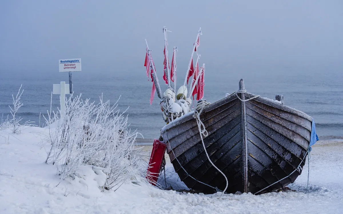 Fischerboot auf der Insel Usedom im Winter