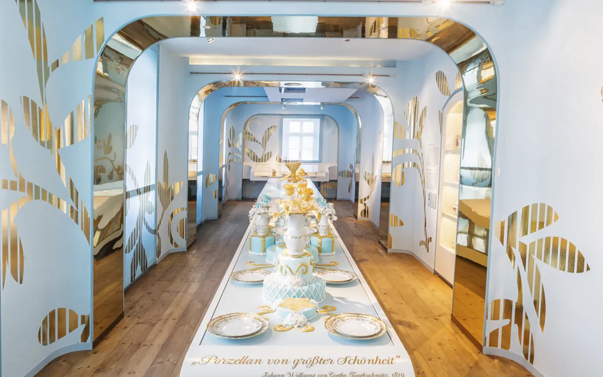 Eleganter, dekorierter Raum mit langer Tafel und Porzellan auf der Leuchtenburg.