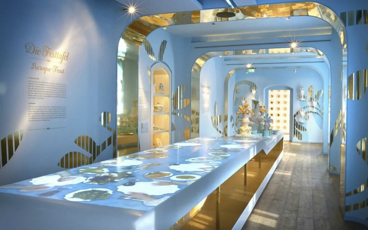 Interaktive Ausstellung in einem modernen, blau-goldenen Raum auf der Leuchtenburg.