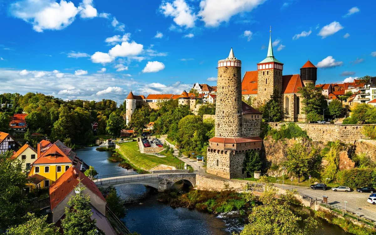 Panorama der Bautzener Altstadt mit Ortenburg und Fluss Spree im Sommer.