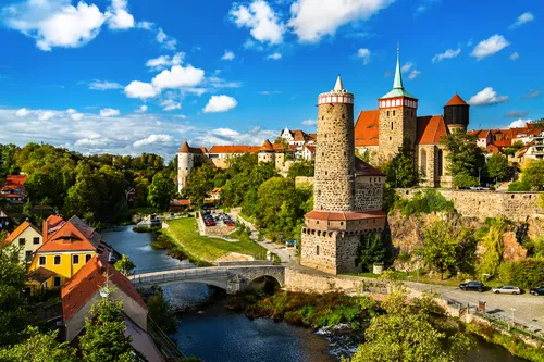 Panorama der Bautzener Altstadt mit Ortenburg und Fluss Spree im Sommer.