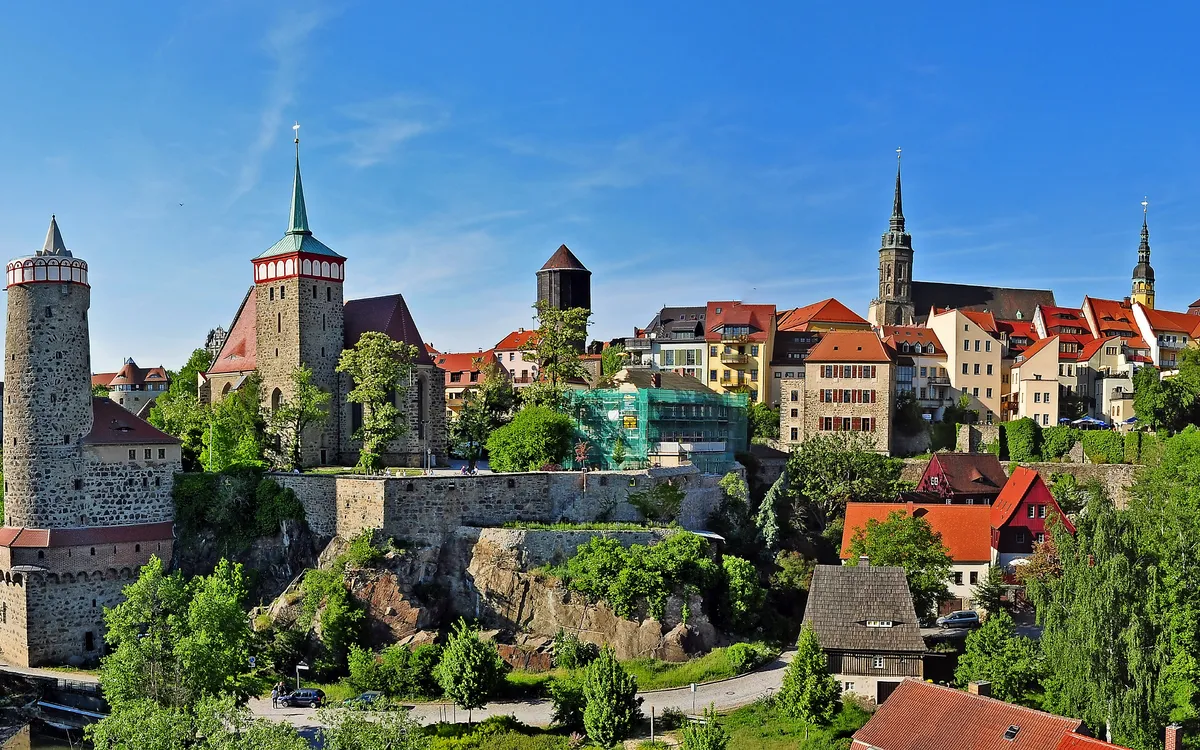 Panorama der Altstadt von Bautzen mit der Ortenburg und der Spree im Sommer.