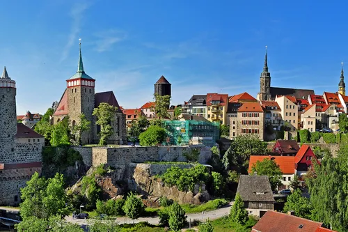 Panorama der Altstadt von Bautzen mit der Ortenburg und der Spree im Sommer.