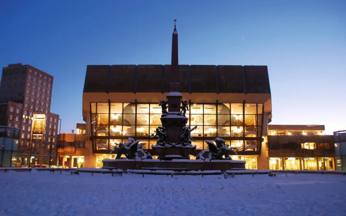Ansicht des Gewandhauses in Leipzig bei Winterdämmerung.