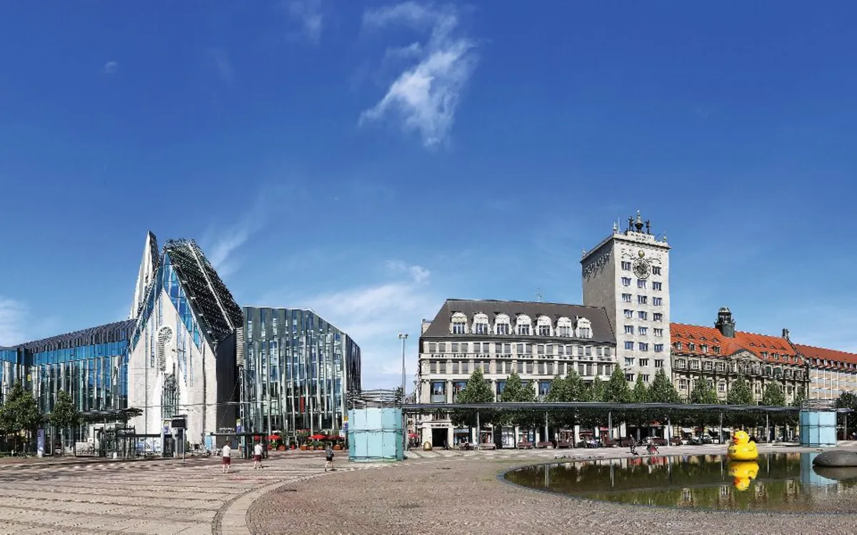 Panorama des Augustusplatzes in Leipzig mit modernen und historischen Gebäuden.