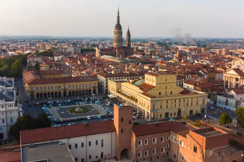 Blick auf eine Stadt mit markanten Kirchtürmen und historischen Gebäuden.