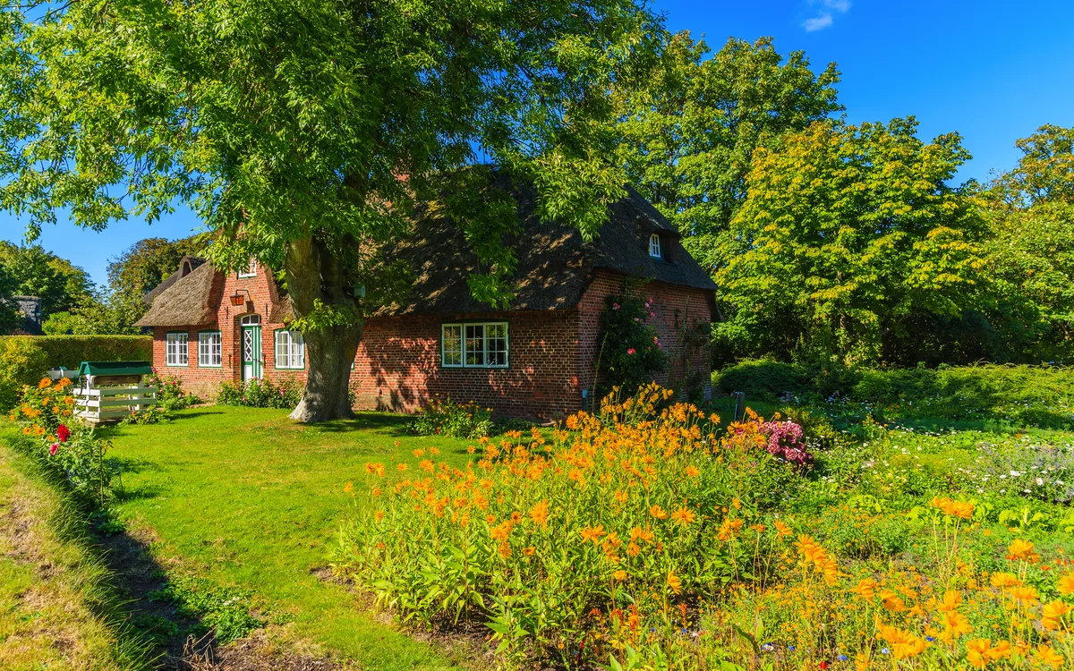Backsteinfriesenhaus mit Strohdach in Keitum auf Sylt, Deutschland