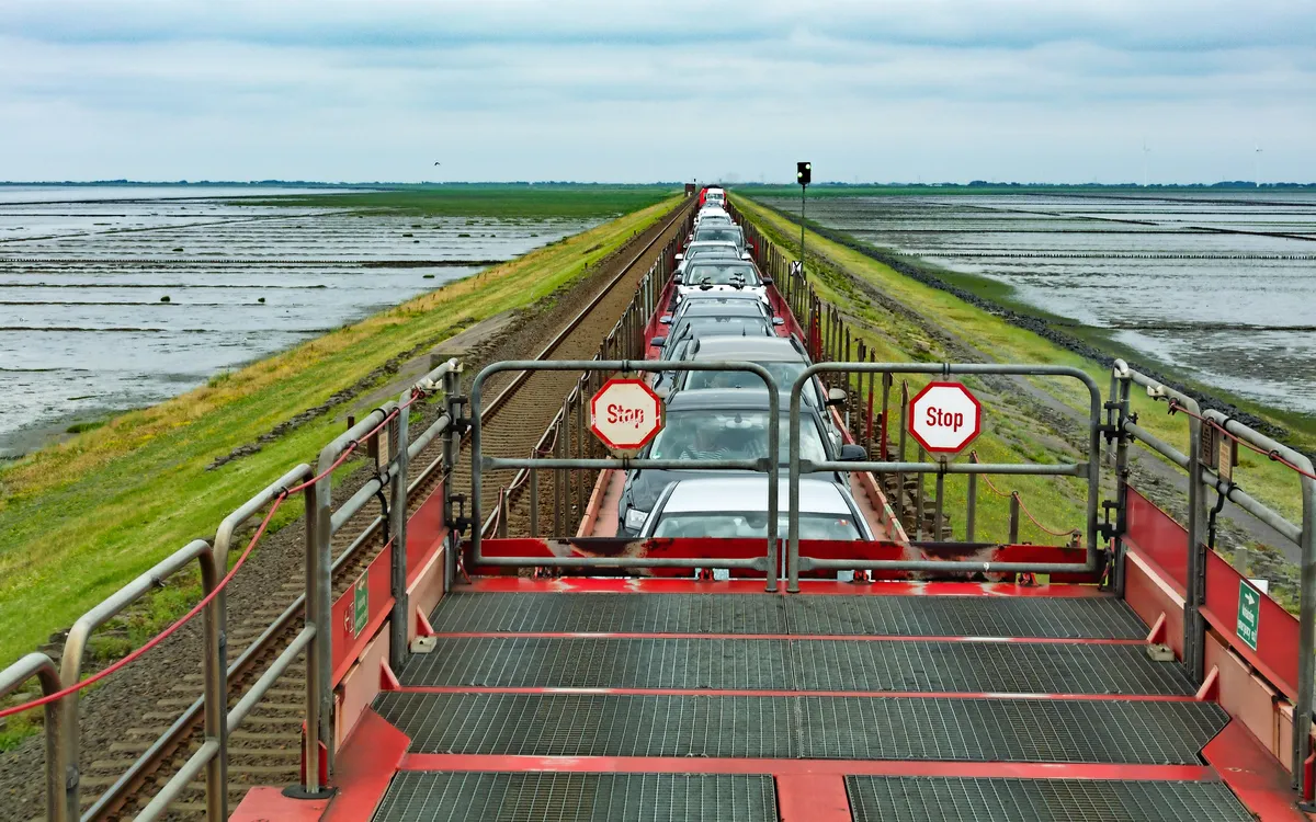 Autozug auf dem Hindenburgdamm Richtung Sylt