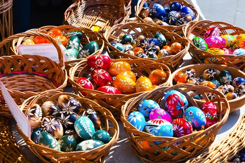 Bemalte Ostereier in bunten Farben in Weidenkörben auf einem Ostermarkt.