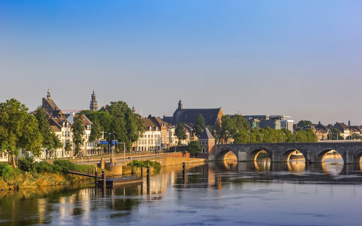 historische Servaas-Brücke über den Fluss Maas im Morgengrauen in Maastricht