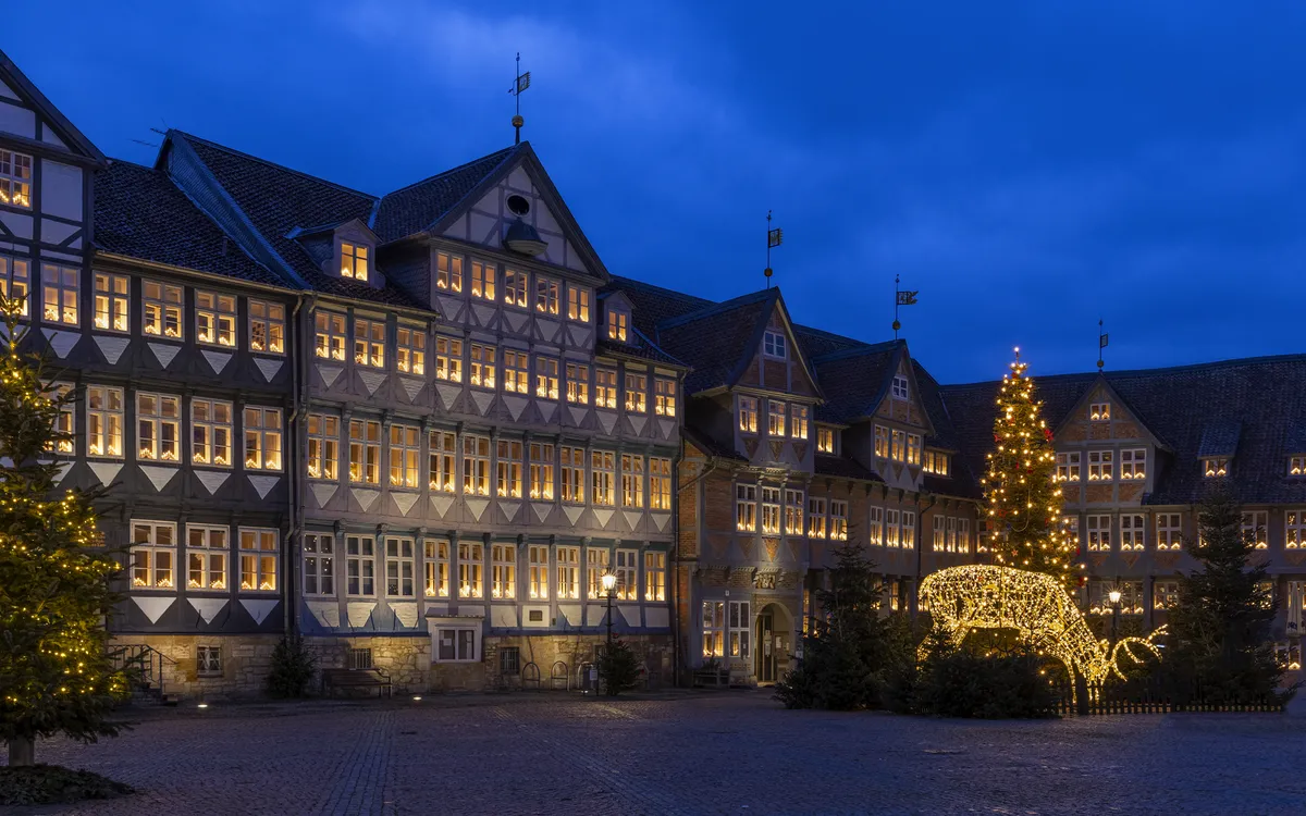 Fachwerkgebäude mit Weihnachtsbeleuchtung am Abend.