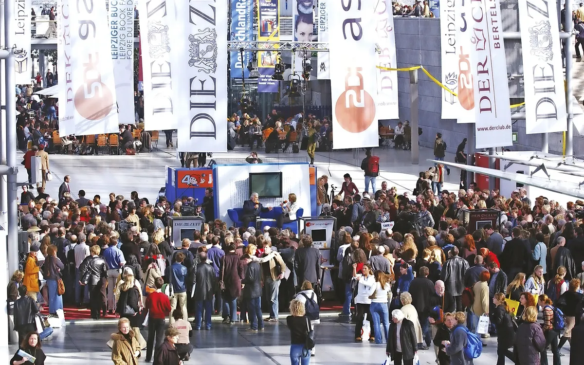 Viele Menschen auf der Leipziger Buchmesse in einer großen Halle.