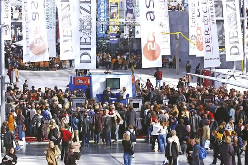 Viele Menschen auf der Leipziger Buchmesse in einer großen Halle.