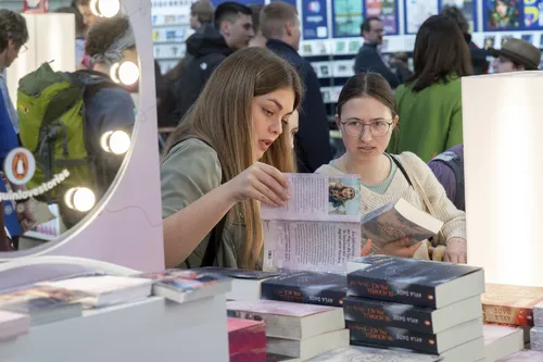Zwei Frauen betrachten Bücher auf der Leipziger Buchmesse.