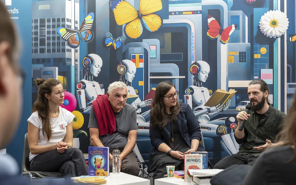 Paneldiskussion bei der Leipziger Buchmesse mit vier Personen vor futuristischem Hintergrund.