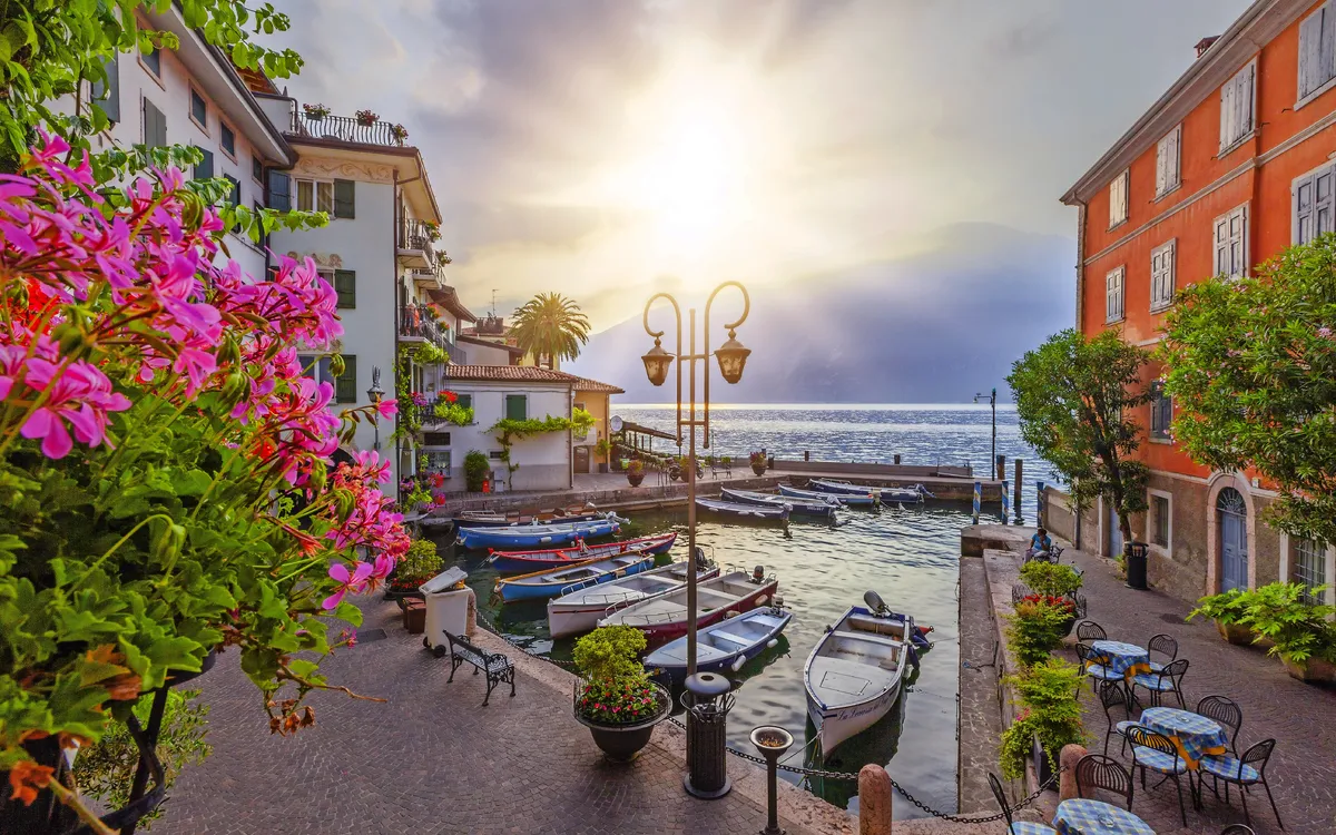 Sonnenaufgang im Hafen von Limone sul Garda am Gardasee in der Lombardei, Italien