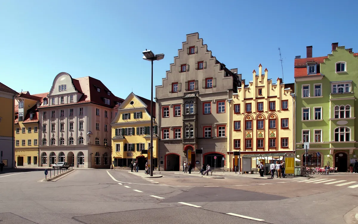 Historische Gebäude in der Altstadt von Regensburg an einem sonnigen Tag.