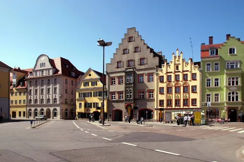 Historische Gebäude in der Altstadt von Regensburg an einem sonnigen Tag.