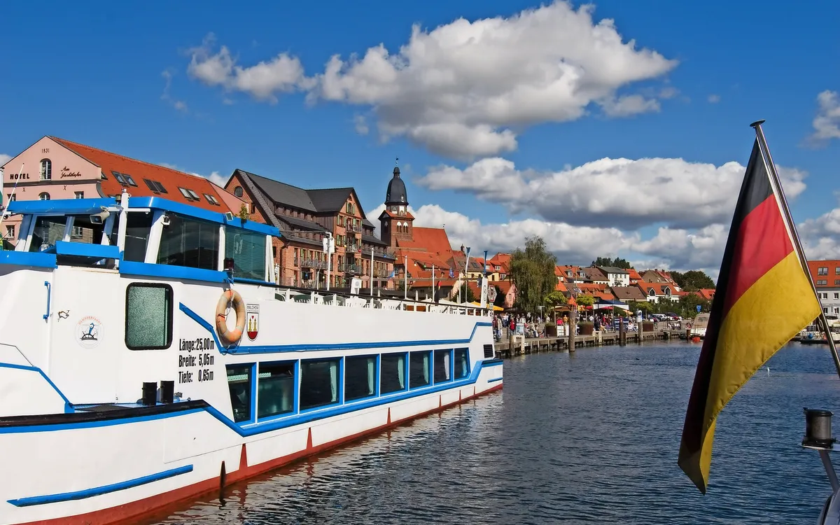 Ein Boot auf der Müritz vor der Uferpromenade von Waren an der Müritz.
