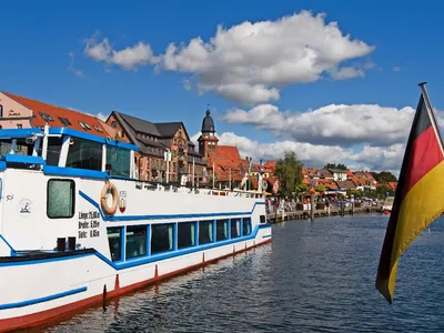 Ein Boot auf der Müritz vor der Uferpromenade von Waren an der Müritz.