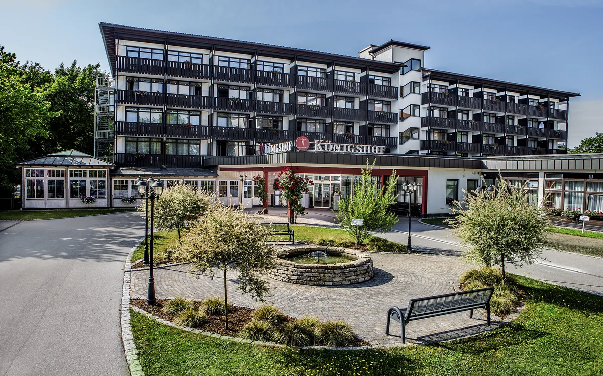 Außenansicht des Hotels Königshof in Bad Füssing mit gepflegter Gartenanlage.