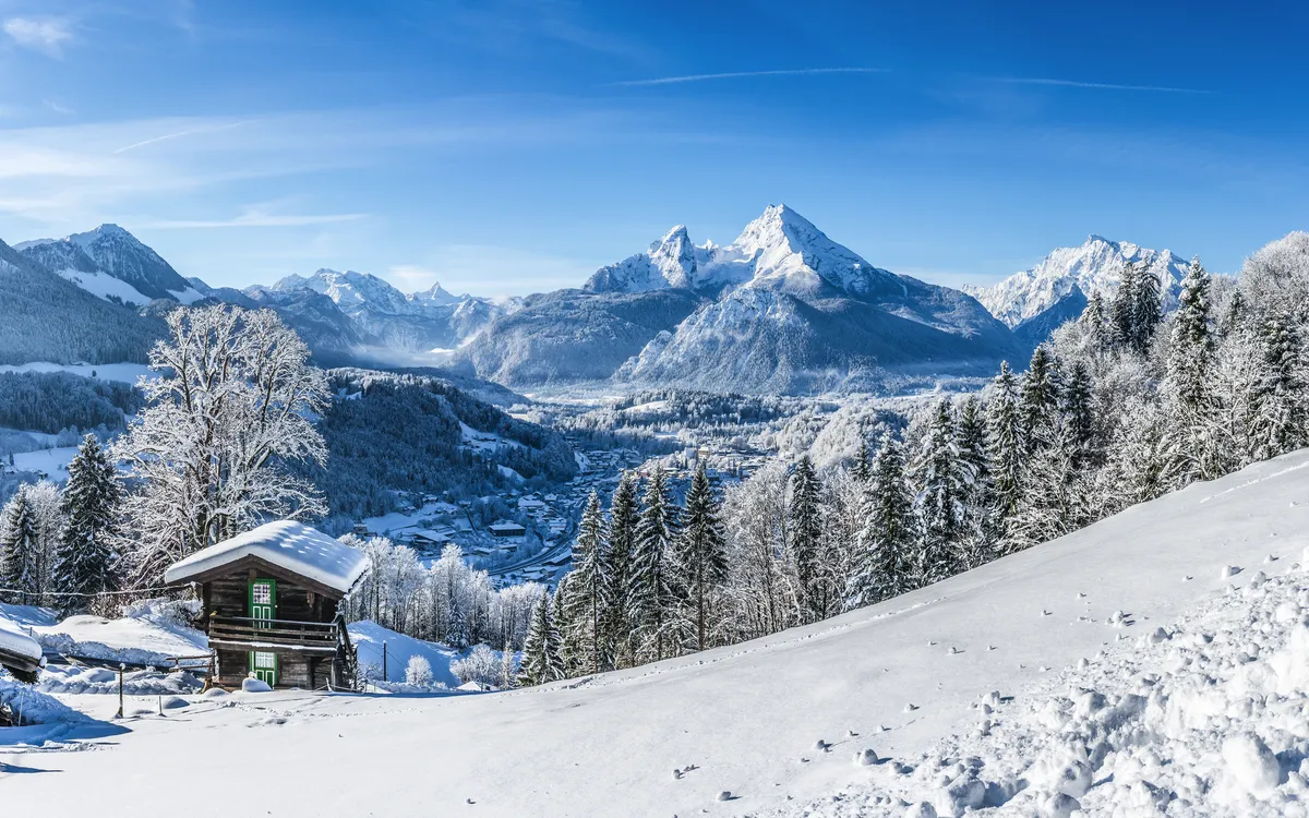 Idyllische Winterlandschaft in den Alpen mit traditioneller Berghütte