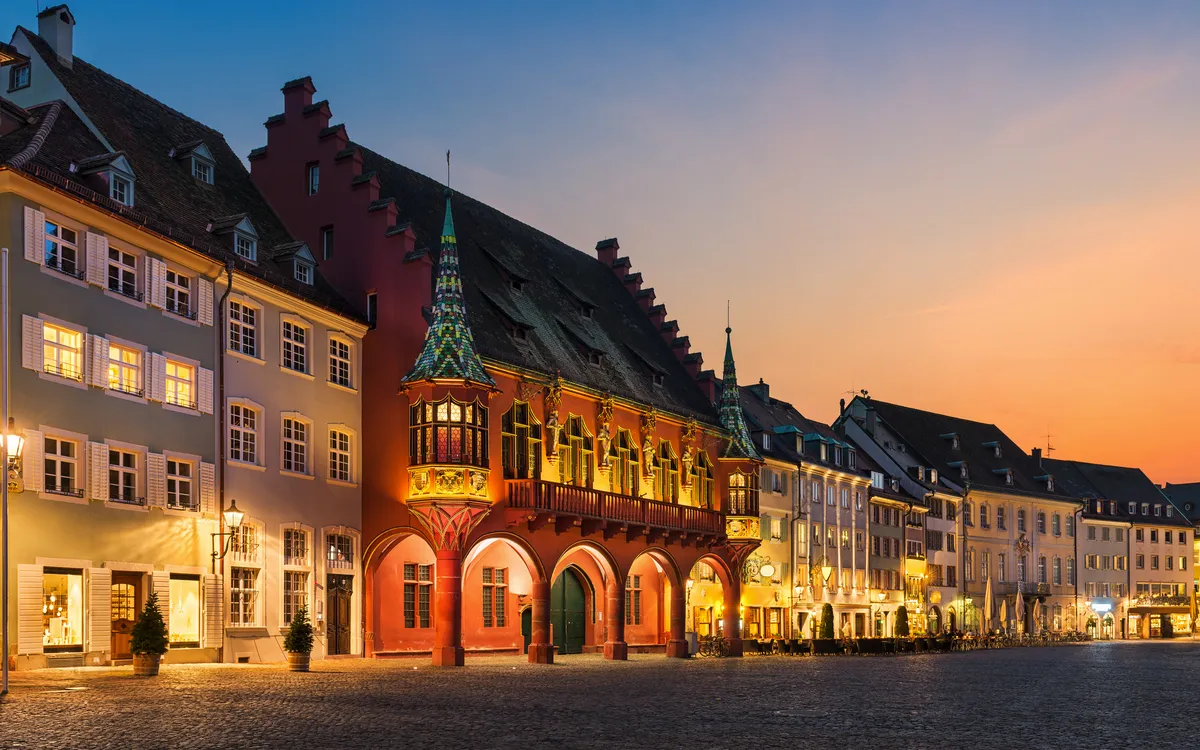 Historisches Gebäude bei Sonnenuntergang in einer europäischen Altstadt.