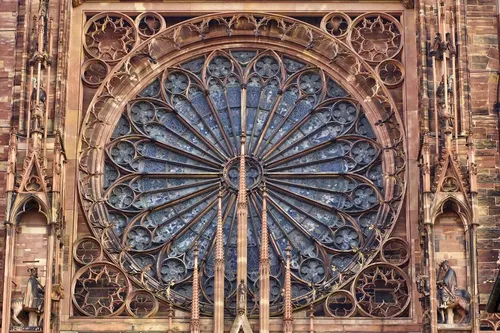 Rosettenfenster mit gotischen Steinmetzarbeiten an einer Kathedrale.