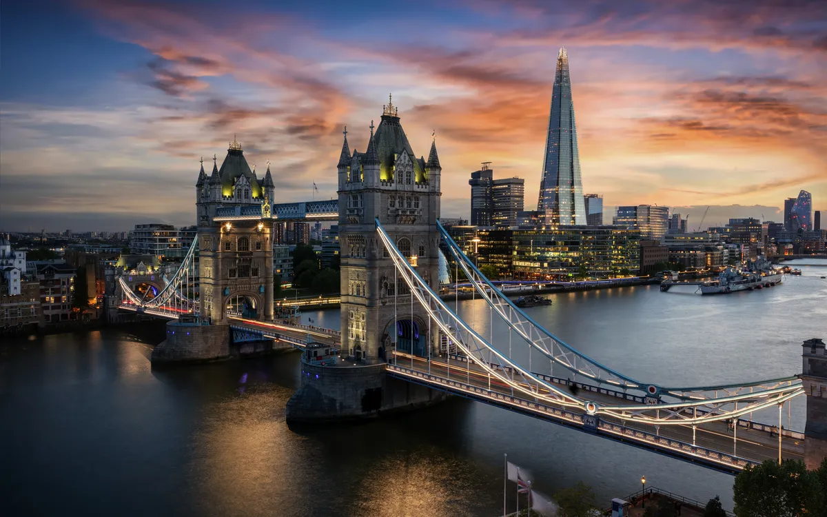 Blick auf die Tower Bridge in London bei Sonnenuntergang.