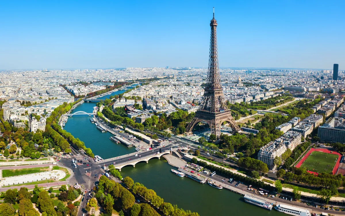 Luftbild vom Eiffelturm in Paris