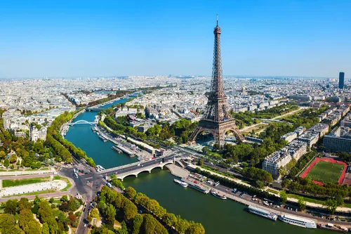 Luftbild vom Eiffelturm in Paris